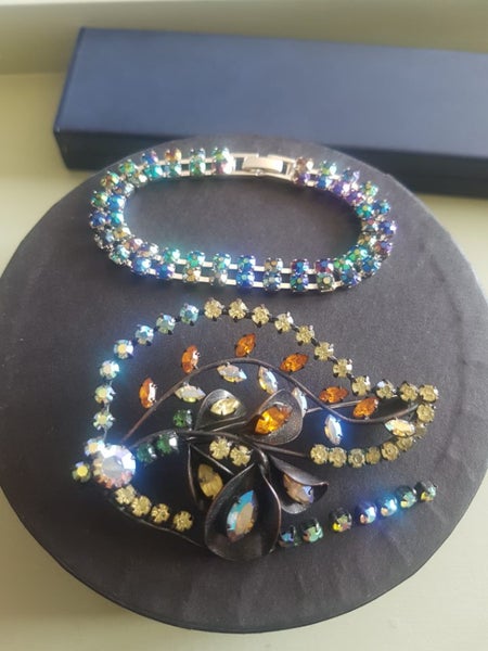 Vintage style brooch and bracelet. Carousel 1