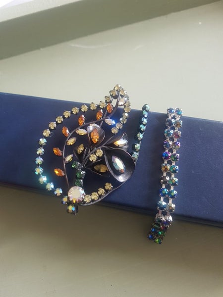 Vintage style brooch and bracelet. Carousel 2