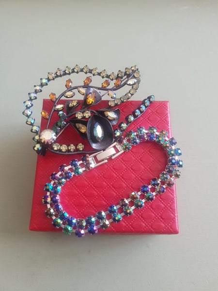 Vintage style brooch and bracelet. Carousel 7