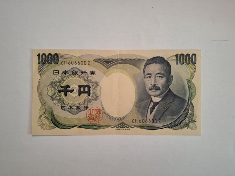 Japan 1000 yen 1984 series crisp VF 3 vertical folds Carousel 1