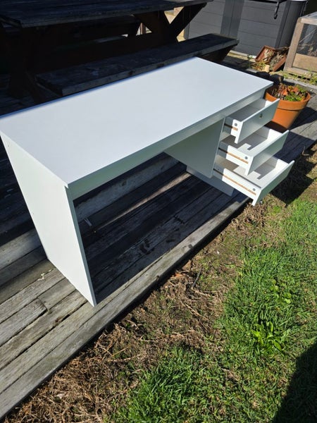 Student desk Carousel 1