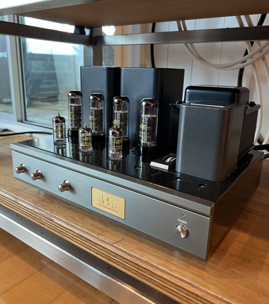 AirTight ATM-1E stereo amplifier - Parmenter Sound Carousel 1