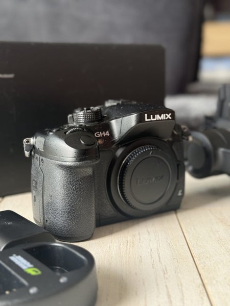 Panasonic GH4 Body + 2 Batteries Carousel 1