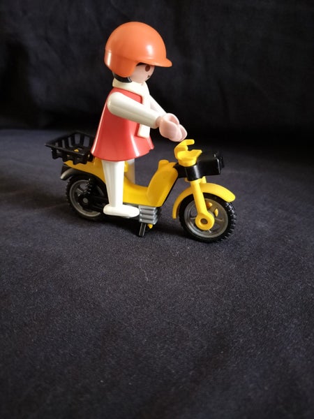Playmobil - lady on moped Carousel 2
