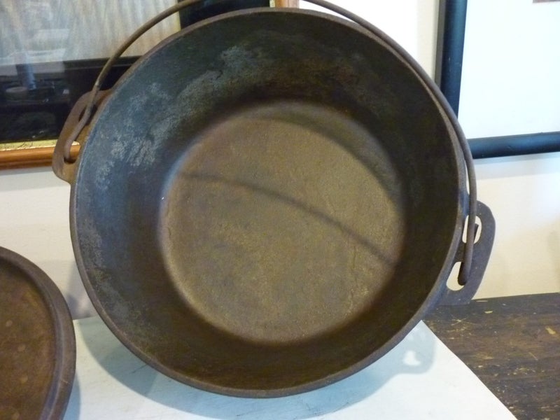 CAST IRON CAMP OVEN. VINTAGE Carousel 2