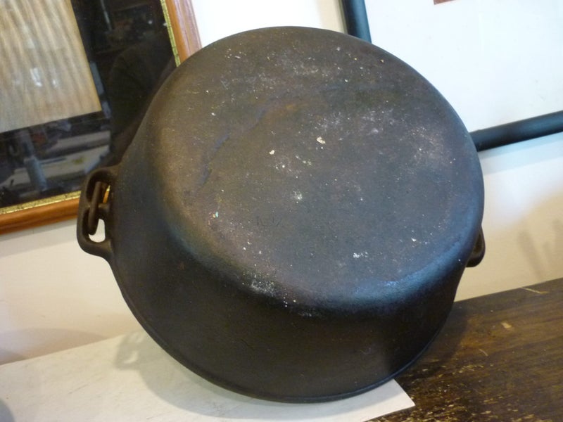 CAST IRON CAMP OVEN. VINTAGE Carousel 6