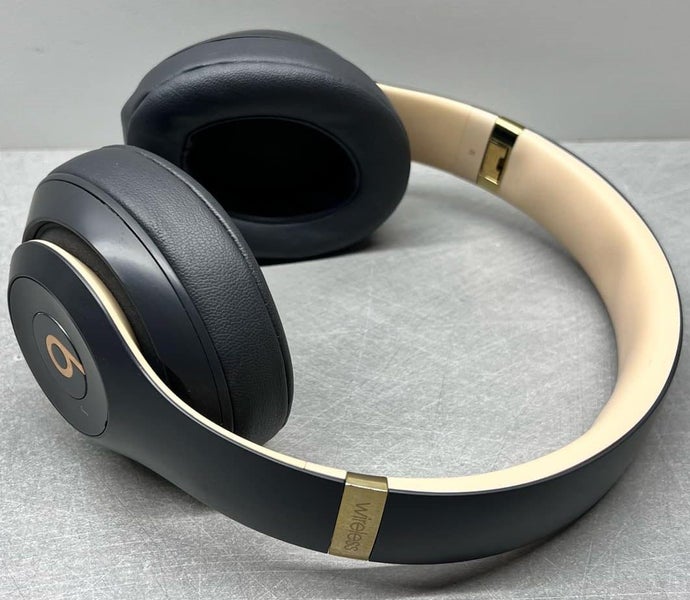 Beats Studio3 Wireless Over-Ear Headphones (Shadow Gray) Carousel 2