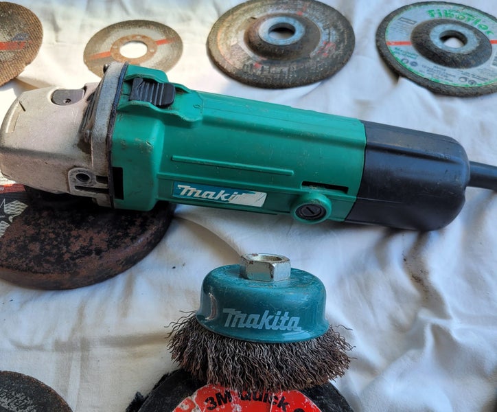 Makita Angle Grinder 125mm + discs (concrete , metal etc) + wire cup brush Carousel 2