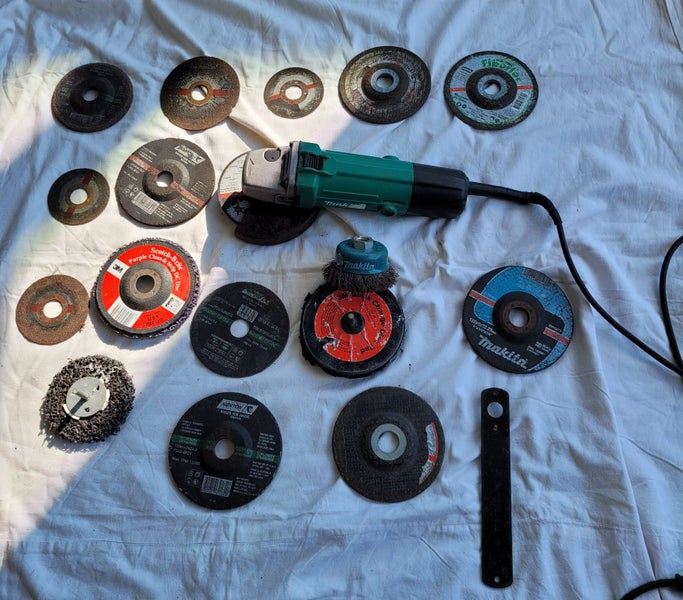 Makita Angle Grinder 125mm + discs (concrete , metal etc) + wire cup brush Carousel 1