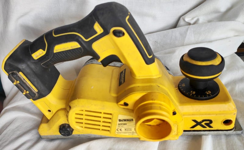 DeWALT 18V XR DCP580 Cordless Brushless Planer Carousel 2