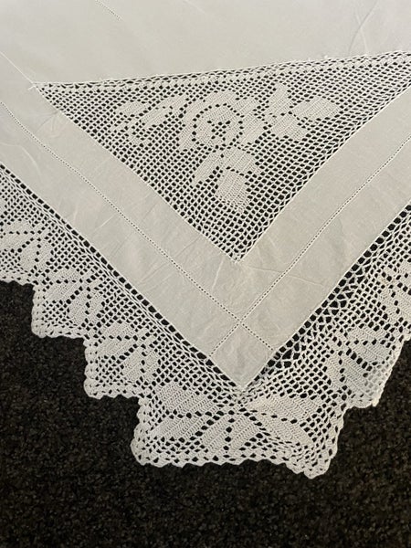 A stunning vintage hand worked filet crochet tablecloth Carousel 2