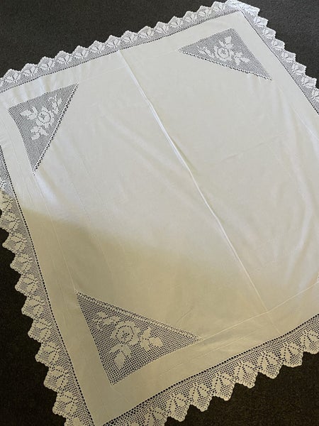 A stunning vintage hand worked filet crochet tablecloth Carousel 1