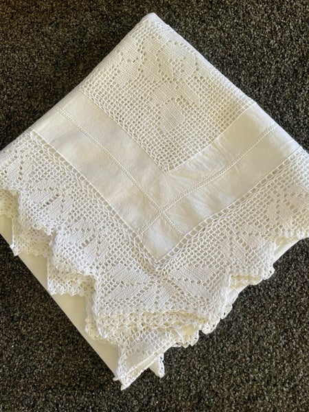 A stunning vintage hand worked filet crochet tablecloth Carousel 3