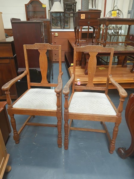 3025 PAIR OF VINTAGE OAK CHAIRS Carousel 1