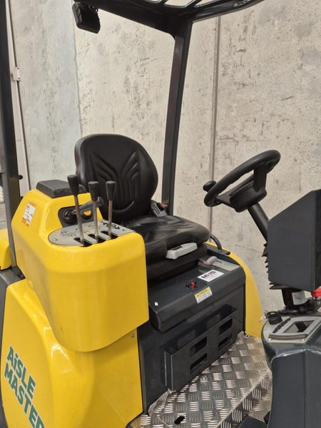2017 Aislemaster 20WHE Articulated Narrow Aisle Forklift Carousel 5
