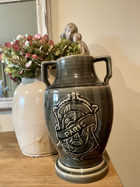 A fabulous large grey vase/ decorative piece ! Carousel 1