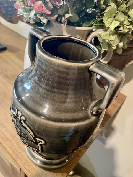 A fabulous large grey vase/ decorative piece ! Carousel 2
