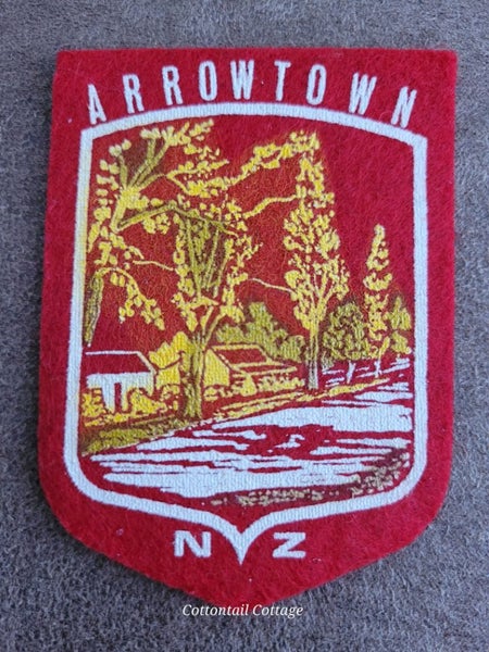 Vintage Felt Patch Badge Arrowtown Red NZ Carousel 1