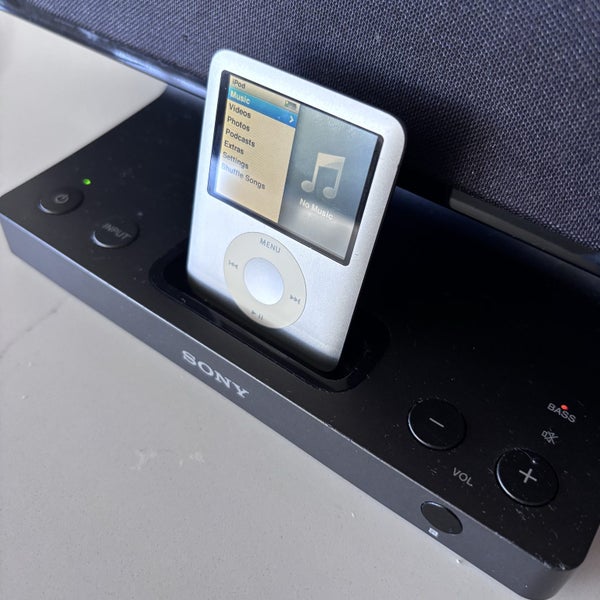 Apple iPod Nano 3rd Gen 4Gb + Sony RMAS1iP Active Speaker & Controller Carousel 2
