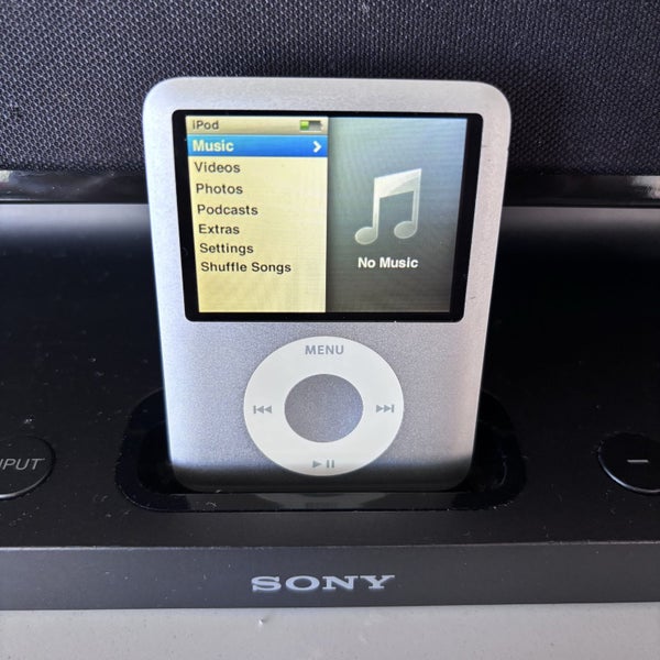Apple iPod Nano 3rd Gen 4Gb + Sony RMAS1iP Active Speaker & Controller Carousel 1