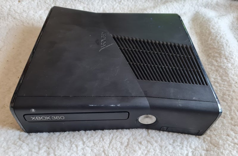 Xbox 360 250gb + Assassins Creed Carousel 2