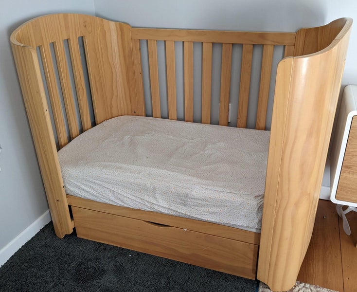 Poppy Roberts Montreal Oval Cot with Drawer Carousel 1