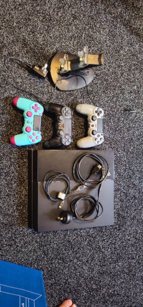 PS4 console + 3 controllers Carousel 3