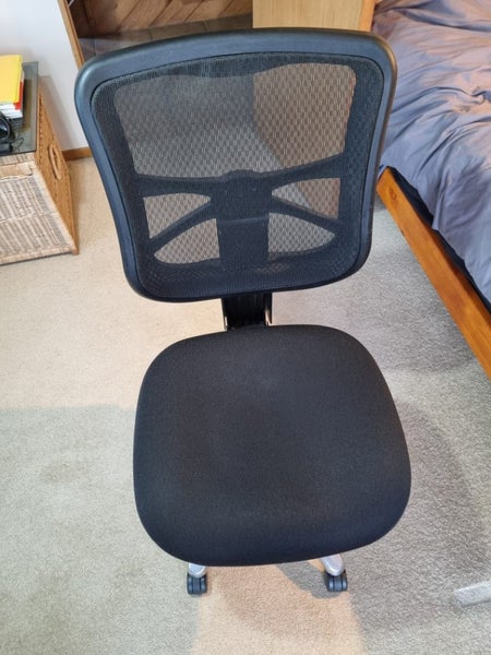 Black Office Chair (like new) Carousel 1