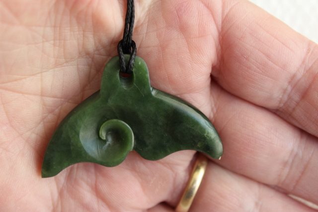 WHALE TAIL /KORU PENDANT KAWAKAWA POUNAMU Carousel 2