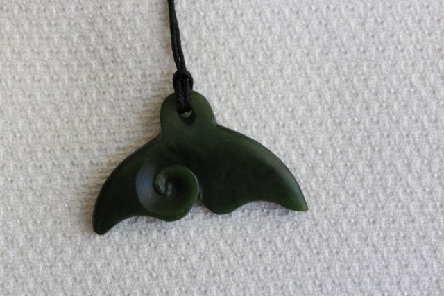 WHALE TAIL /KORU PENDANT KAWAKAWA POUNAMU Carousel 3