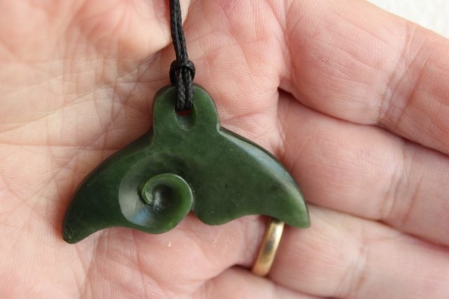 WHALE TAIL /KORU PENDANT KAWAKAWA POUNAMU Carousel 1