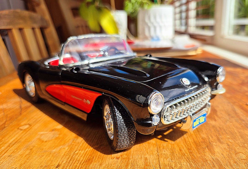 Chevy Collectable #1 - 1957 Corvette 1:18 Scale - Bburago : Made in Italy Carousel 5