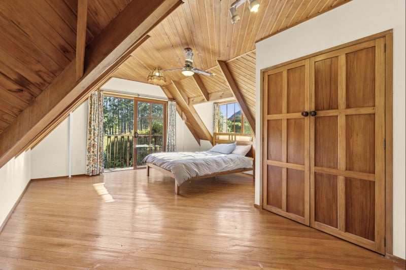 Expansive lake chalet – Seriously for sale63613234407938113