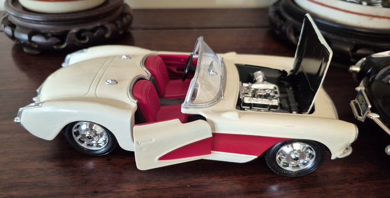 Chevy Collectable #2 - 1957 Corvette 1:24 Scale - Bburago : Made in Italy Carousel 2