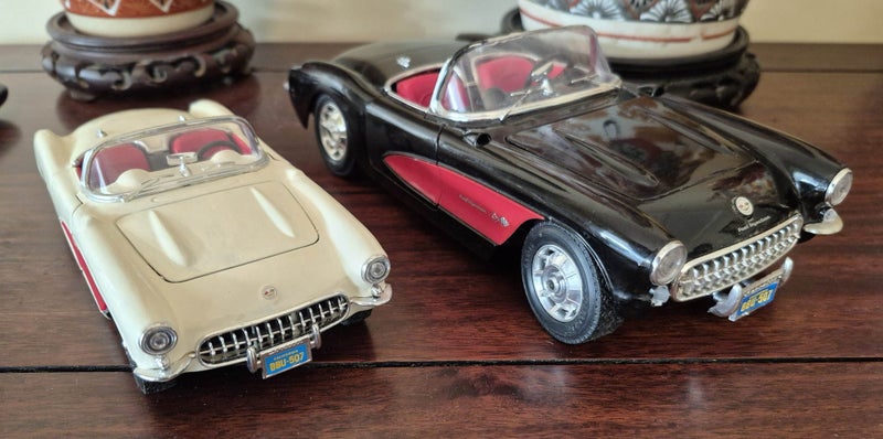 Chevy Collectable #2 - 1957 Corvette 1:24 Scale - Bburago : Made in Italy Carousel 4