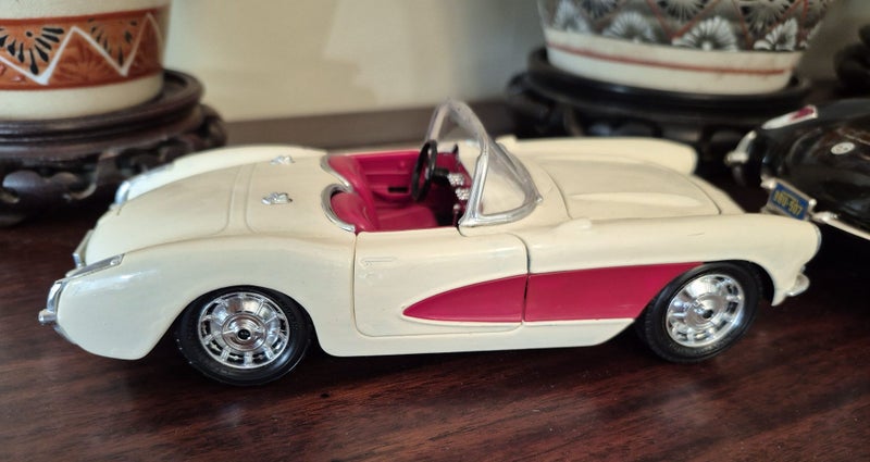 Chevy Collectable #2 - 1957 Corvette 1:24 Scale - Bburago : Made in Italy Carousel 1