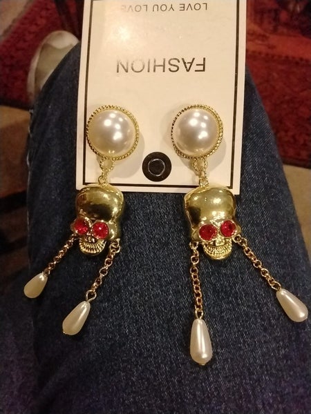 EARINGS Carousel 1