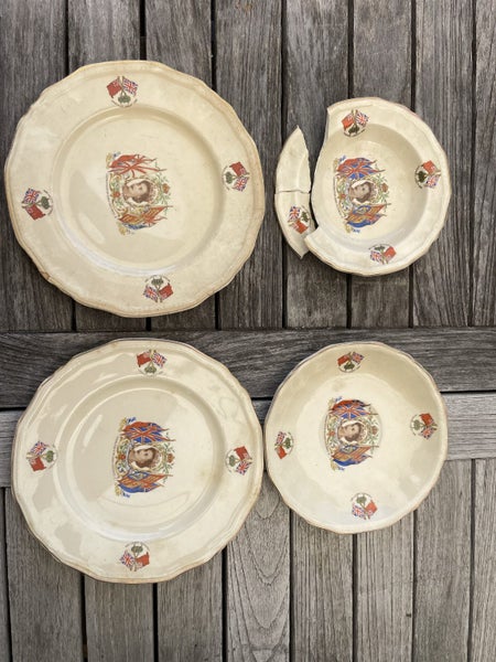 Queen Elizabeth tea set Carousel 3