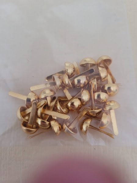 Brads - gold Carousel 1