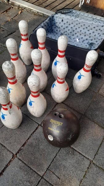 Kiwi made 10-pin bowling game for the lawn - with full size pins and balls. Carousel 2