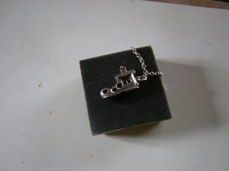 STG.SILV. ORNATE BOOT-HOUSE PENDANT ON STG. BELCHER CHAIN 17gms Carousel 2