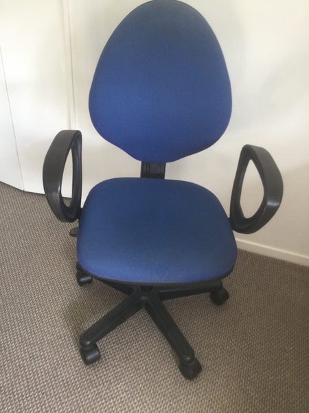 Office desk,2 draw unit and chair Carousel 5