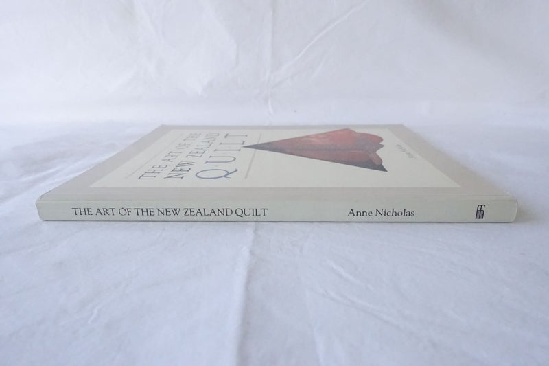The Art of the New Zealand Quilt by Nicholas, Anne (SKU BK23) Carousel 2