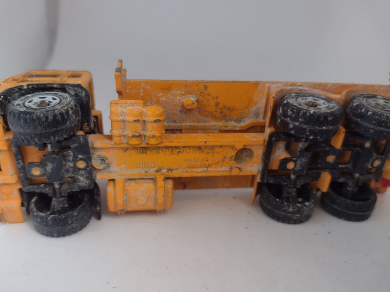 Volvo truck - by Siku - about Matchbox Super Kings size Carousel 4