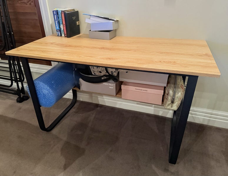 Andrea Desk (L W H): 100 x 60 x 73 cm Carousel 3