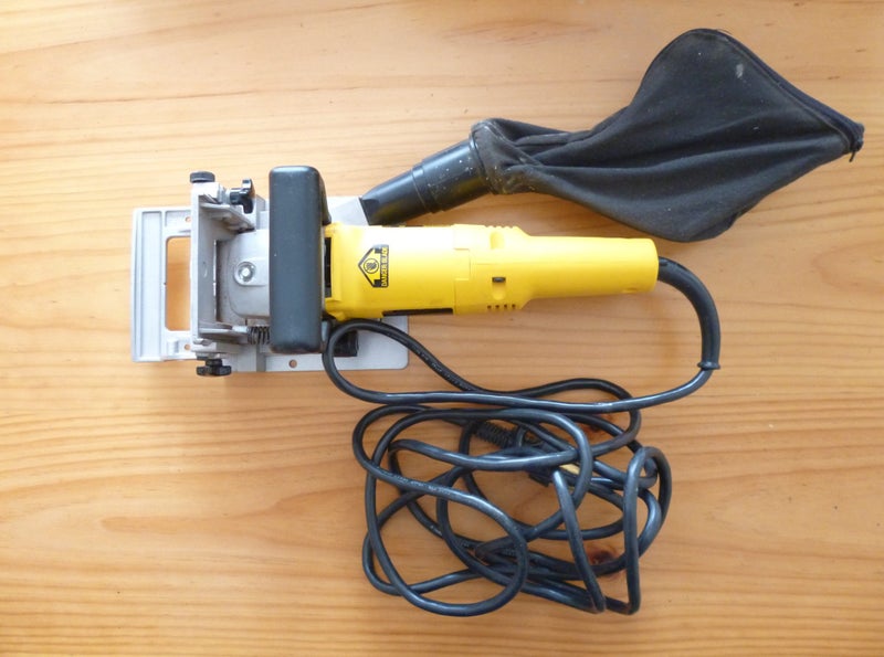 DEWALT BISCUIT JOINER DW682K XE AND TWO BOXES OF BISCUITS 0 AND 00 Carousel 2