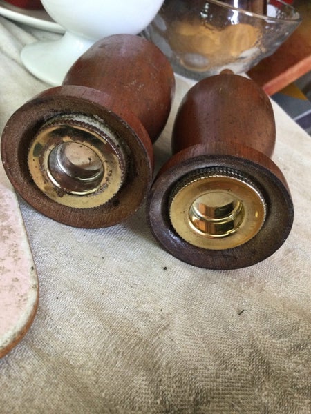 WOODEN SALT AND PEPPER SHAKERS Carousel 4