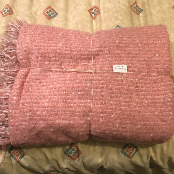 LARGE NEW THROW / BLANKET $$1-00 RESERVE $1-00 RESERVE ~ From Bed Bath & Beyond Carousel 6