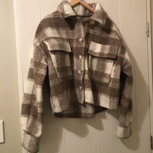 ** SHACKET ** BARGIN ***BARGIN **NEW ** Size LARGE PRICE DROP $$25 Carousel 2