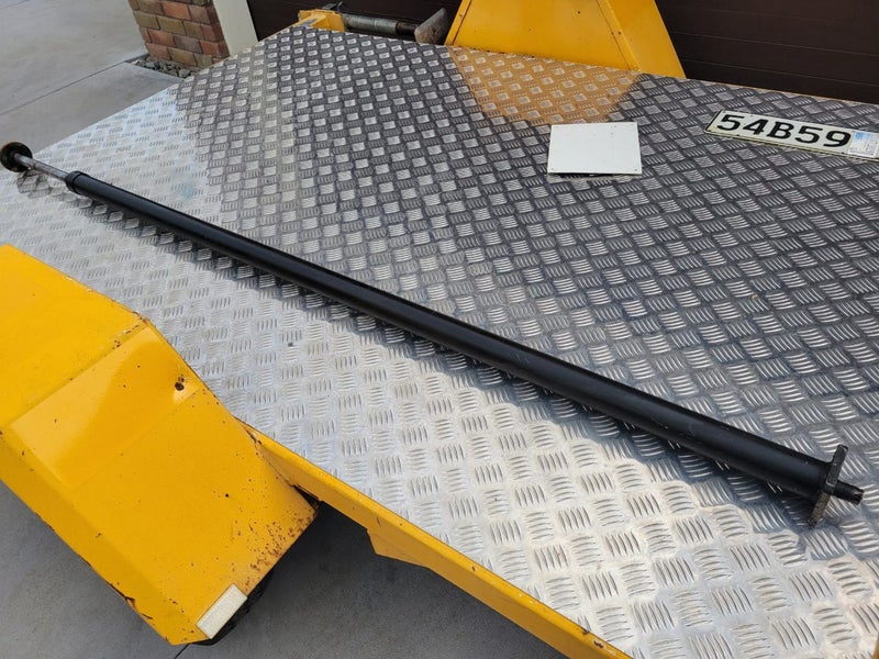 Hydraulic ram . Very little use . Excellent condition . Carousel 3